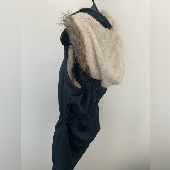 NWT Sleeveless Full-Zip Nylon Vest Ashley By 26 International Size Large (L) - Picture 2 of 5